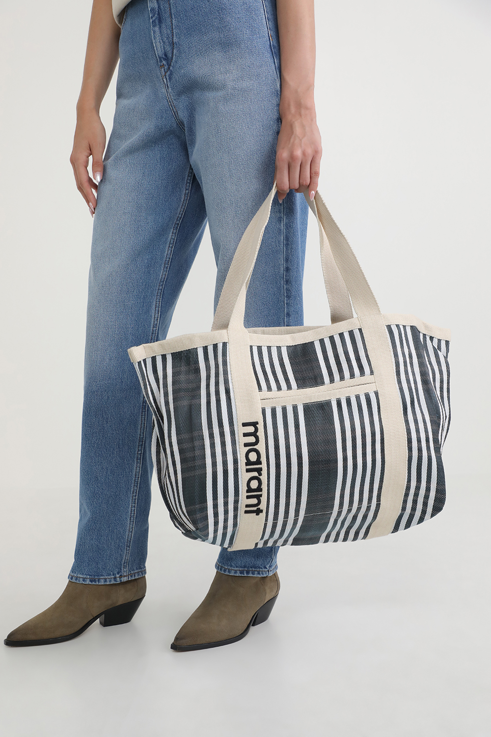 תמונת כל הלוק של תיק נשיאה